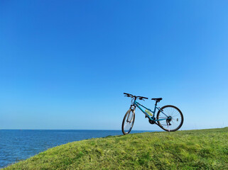 Fototapeta na wymiar A blue bicycle on the beach