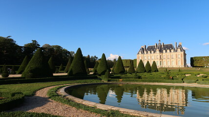 Domaine du parc de Sceaux dans les Hauts-de-Seine, paysage avec un château se reflétant dans un...