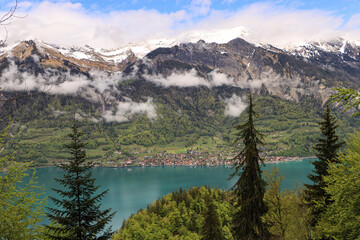 Fototapeta na wymiar Zauberhafte Schweizer Bergwelt; Blick von Süden über den Brienzersee auf Brienz und Rothorn