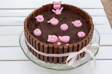 Kit Kat chocolate cake whit pigs