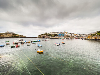 Primer plano de unas coloridas lanchas de pesca en un puerto típico de Asturias
