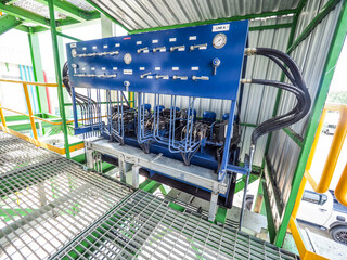 Step grate systems in biomass power plant which including motor, chine, hydraulic and hopper for feed wood chipper fuel to boiler systems.