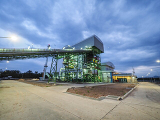 Belt conveyer of feed woof chipper fuel systems to boiler for product steam to steam turbine generator in biomass power plant.