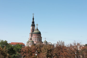 Obraz premium A large tall tower with a sky background