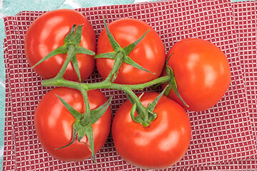 grappe de tomates sur une table	