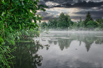 dramatische Aufnahme mit Nebel von der Dahme, einem Fluß bei Berlin in Brandenburg.