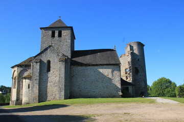 Fototapeta na wymiar Eglise et restes du château de Cornil (Corrèze) 