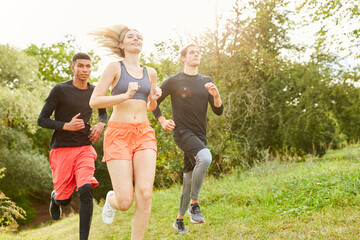 Junge Leute beim Crosslauf in der Natur
