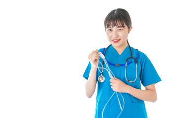 点滴を使う笑顔の若いナース
