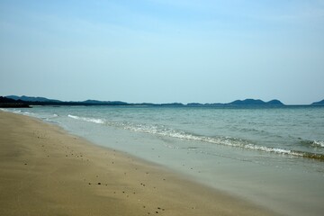 誰もいない真夏の海岸線