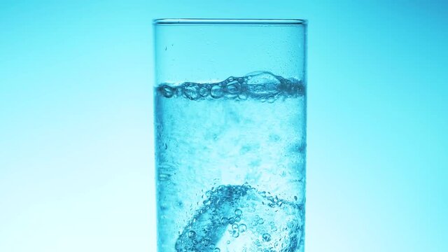 Frisches Mineralwasser in ein Glas giessen