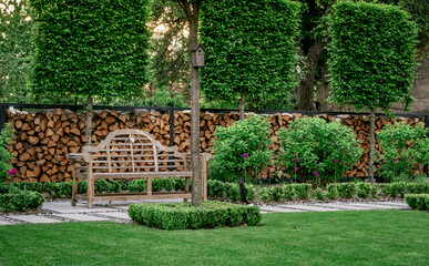 Piękny ogród z drewnianą ławeczką, nowoczesna forma ogrodu