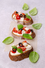 Open sandwich with vegetables and cheese