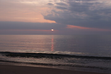 日の出を海岸より撮影