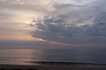 日の出を海岸より撮影