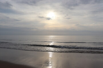 日の出を海岸より撮影