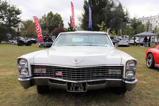 Cadillac Coupe DeVille, voiture americaine decapotable blanche, ville de Mornant, France