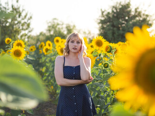 Mujer joven en un campo de girasoles