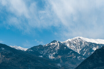 Obraz premium Clouds above the snow covered mountains in Manali, Himachal Pradesh, India