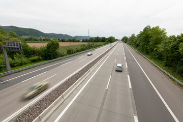 fahren auf der Autobahn, Blick von Brücke auf vorbei fahrende Autos.