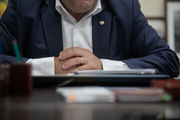 Obraz premium Businessman or politician giving inteview. Close up view gesticulating hands of business man.