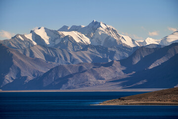 Obraz premium Blue lake and snow mountain