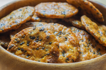 木の皿に入れられた胡麻煎餅