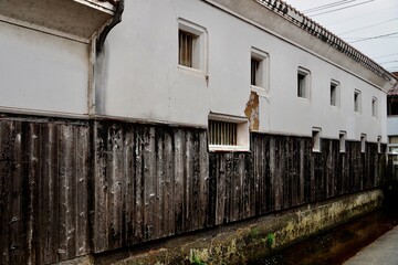 Fototapeta na wymiar 土壁が並ぶ古い家の風景写真
