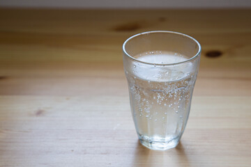 冷えた炭酸水が入れられたグラス