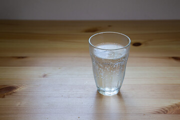 冷えた炭酸水が入れられたグラス