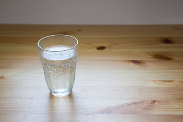 冷えた炭酸水が入れられたグラス
