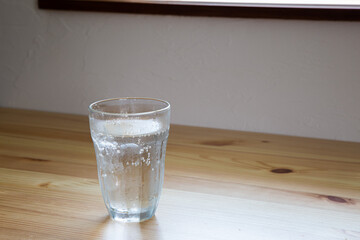 冷えた炭酸水が入れられたグラス