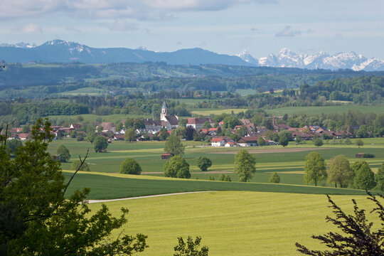 Kloster Polling liegt in den Wiesen des bayerischen Voralpenlandes