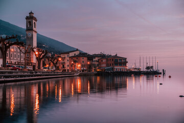 Zachód słońca w miasteczku nad jeziorem Garda Castelletto 
