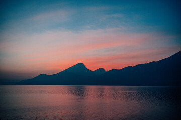 Zachód słońca nad górami i jeziorem