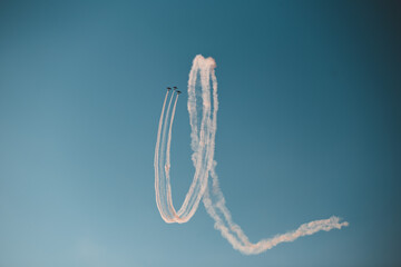 Pokaz akrobatyczny samolotów na niebie