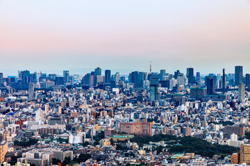 Fototapeta na wymiar 晴れた日の夕暮れの東京の街並み