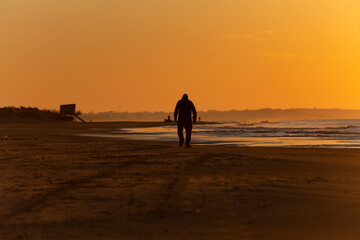 hombre paseando en la puesta del sol 