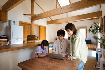 旅行の予約をする仲のいい家族