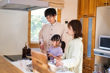 Obraz premium 一緒に料理をする仲のいい家族