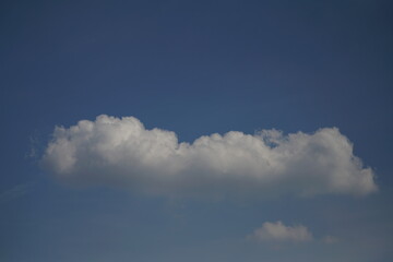 Blauer Himmel mit weißen, schönen, sommerlichen Wolken im Detail
