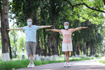 Elderly couples wear masks to exercise in the park