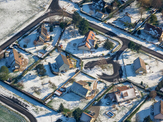 vue aérienne du village sous la neige d'Ézy-sur-Eure dans l'Eure-et-Loir en France