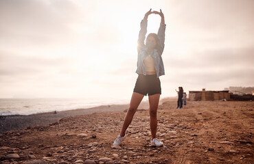 Mujer Joven latina realiza ejercicios de estiramiento durante un bello atardecer.. Joven feliz  con...