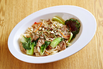Fried noodles with various ingredients