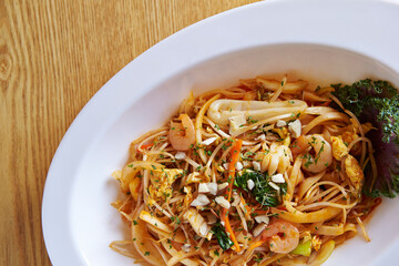 Fried noodles with various ingredients 