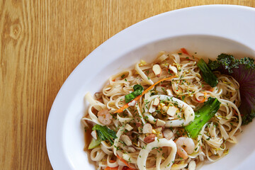 noodles with chicken and vegetables
