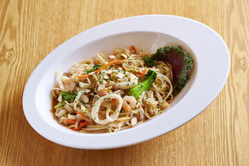 noodles with chicken and vegetables