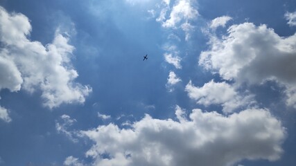 きれいな青空と雲と飛行機　壁紙イメージ　空　背景素材　Beautiful blue...