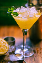 Cóctel mini mojito con zumo natural, ron y mucho hielo para refrescarse en los cálidos veranos del Mediterráneo 